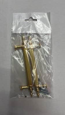 זוג ידיות מברזל בצבע זהב.