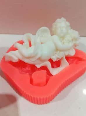 סיליקון מלאך עם פרחים רוחב 12סמ גובה 9 סמ