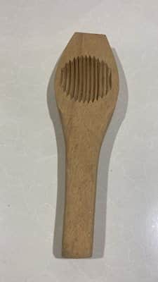 מכשיר למעמולים מעץ עגול עם קווים לאורך