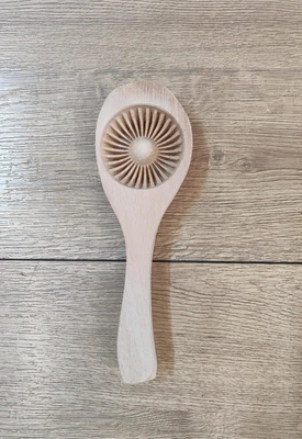 תבנית מעמול מעץ עגול עם קווים וחור באמצע