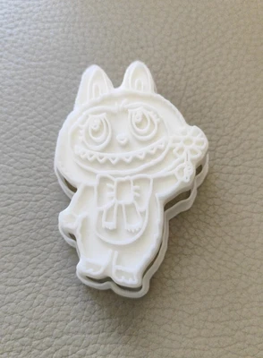 חותכן לבובו עם פרח ביד