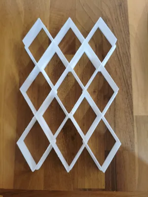 חותכן בקלווה מעוין גובה 7 סמ רוחב 4 סמ.